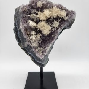 Amethist op standaard met Calciet puntjes